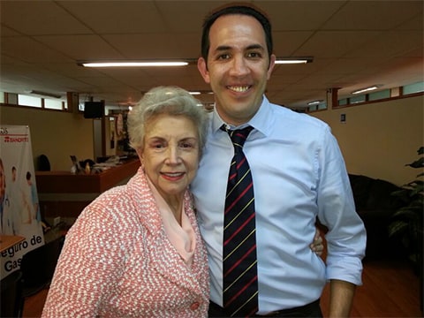 Doctor Alfredo Moheno con su paciente Evangelina Elizondo